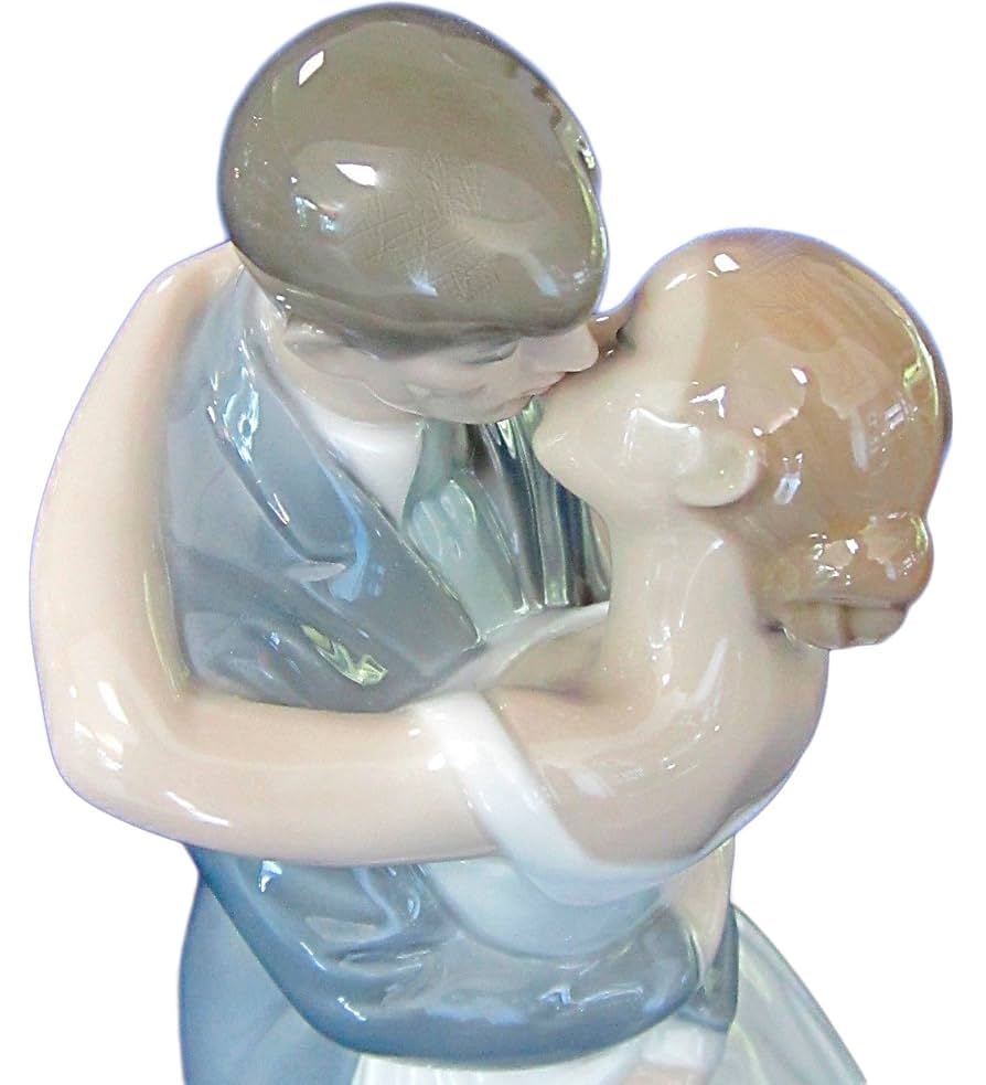 LLADROリヤドロ　№5701　Just A Little Kiss The Little Kiss 1978-85 by Lladro | Handcrafted Spanish
